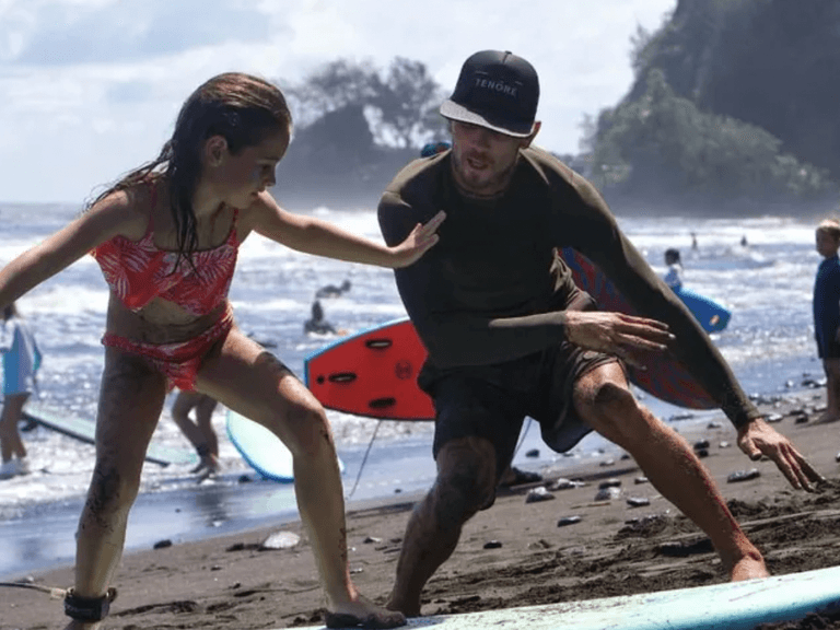 Premiers pas dans le surf avec Moana Domenech