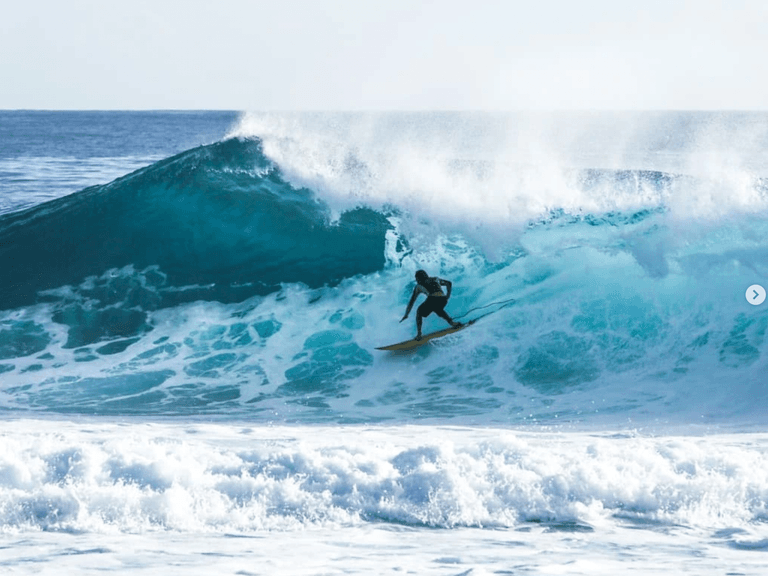 Instructeur d'expérience, Moana Domenech sur une belle vague.